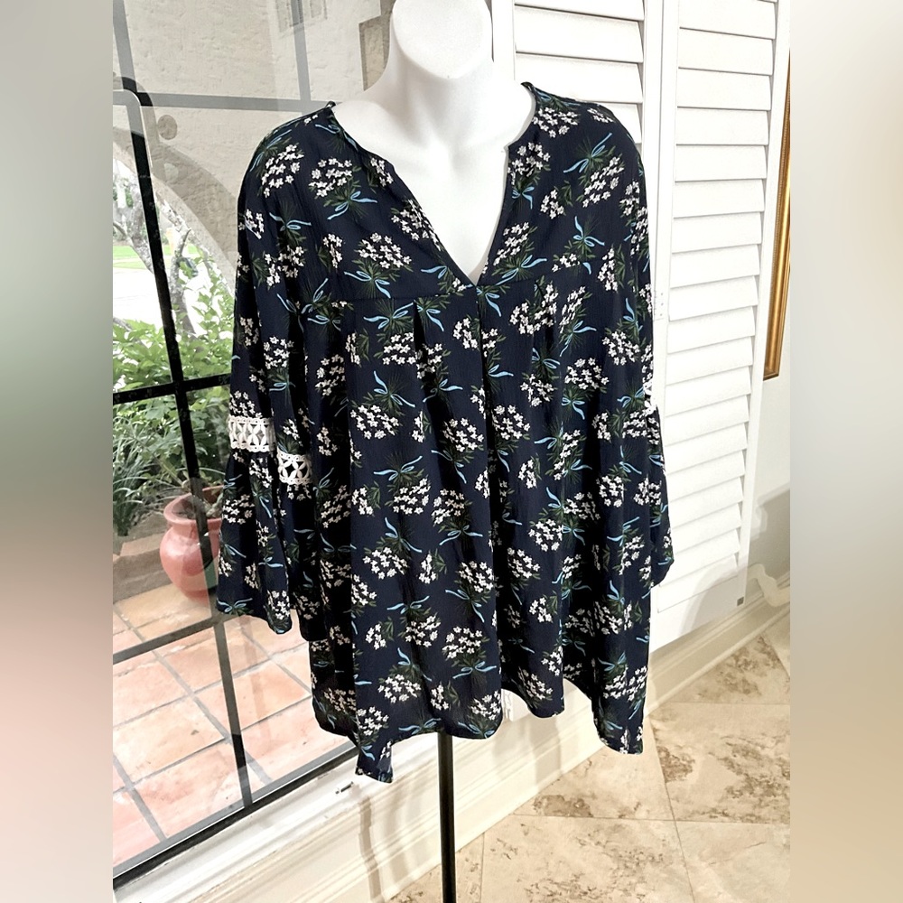 SoTeer Navy Boho V Neck Blouse w/ Mini White Flowers Size 2X NWOT